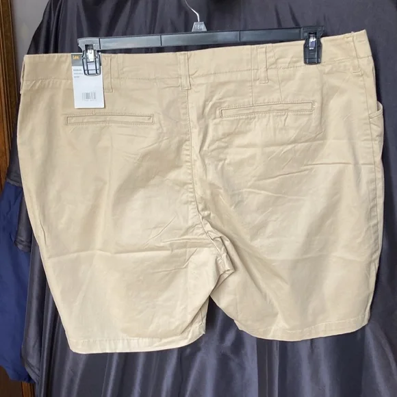 Lee Bermuda short regular fit midrise with 9 in inseam safari tan 24W - Picture 7 of 17